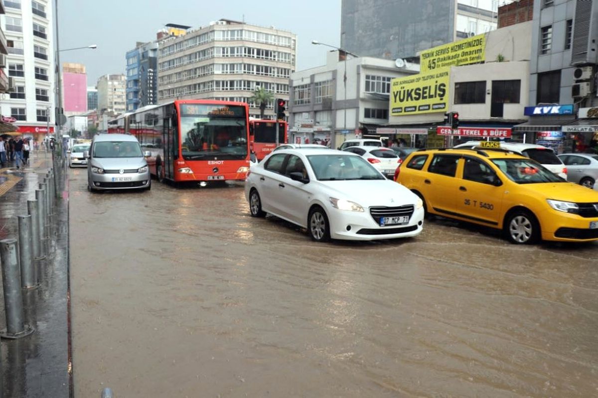 Izmir\'de Her Yağmur Sonrası Alışıldık Manzara