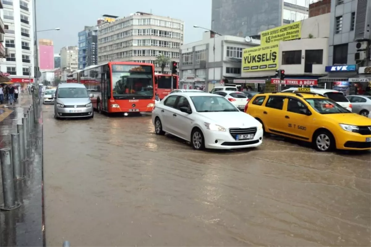 İzmir\'de Sokaklar Dereye Döndü