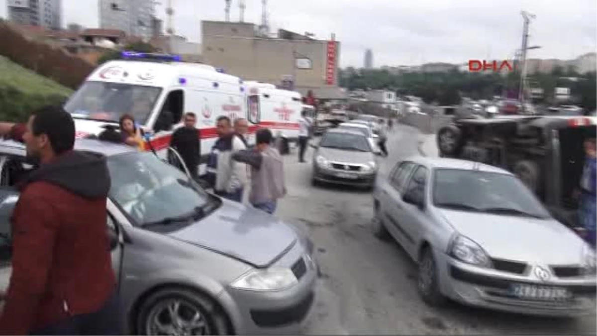 Kadıköy\'de Otomobil Ile Minibüs Çarpıştı: 3 Yaralı