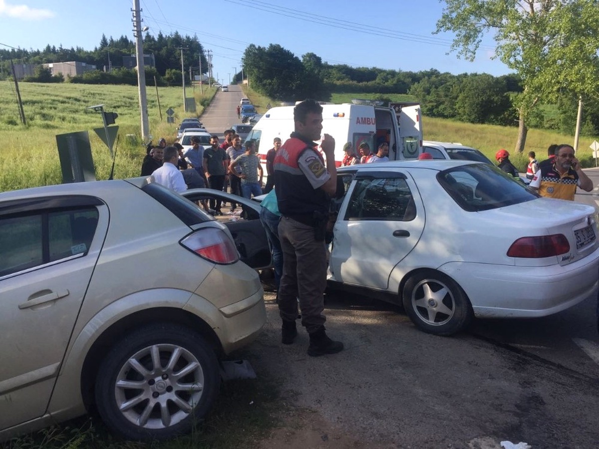 Kocaeli\'de İki Otomobil Kafa Kafaya Çarpıştı: 4 Yaralı