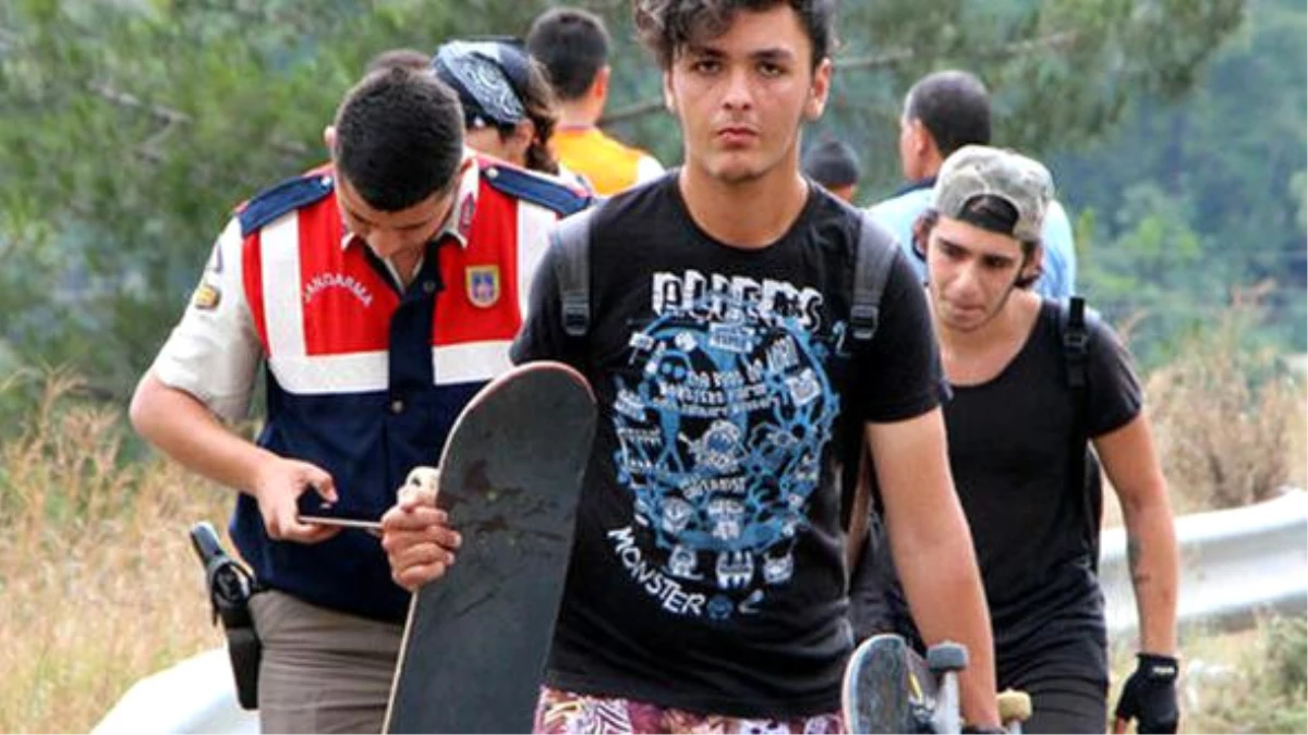 Liselilerin Otostop Yaparak Bindiği Araç Kaza Yaptı, 19 Yaşındaki Gencin Eli Koptu