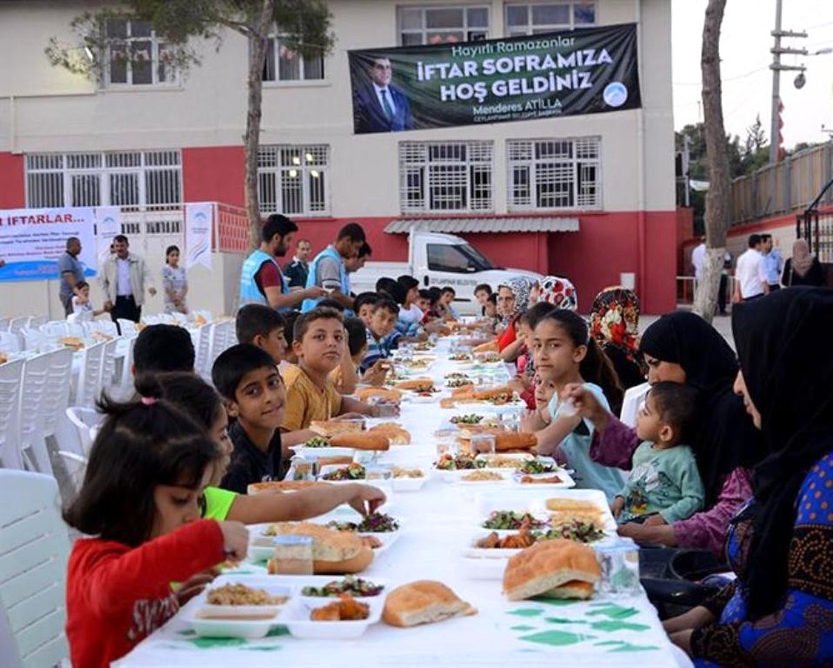 Mahallelerde İftar Sofrası Geleneğine Devam Ediliyor