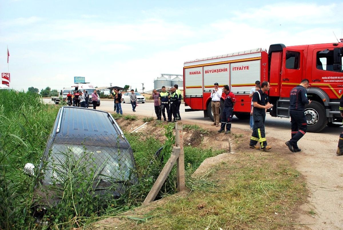Manisa\'da Minibüs Şarampole Uçtu: 3 Yaralı