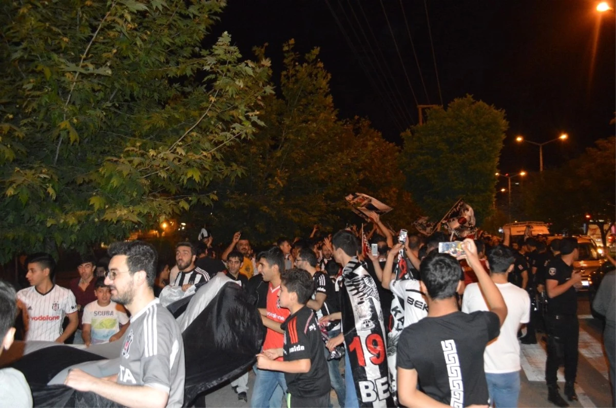 Mardin\'de Beşiktaş Şampiyonluğuna Havai Fişekli Kutlama