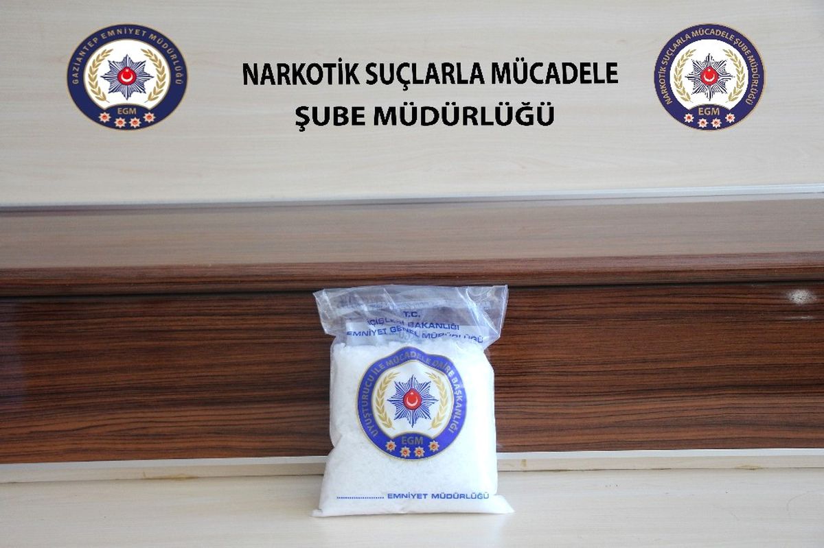 Motor Kaputuna Gizlenmiş 1 Kilo 200 Gram Uyuşturucu Ele Geçirildi