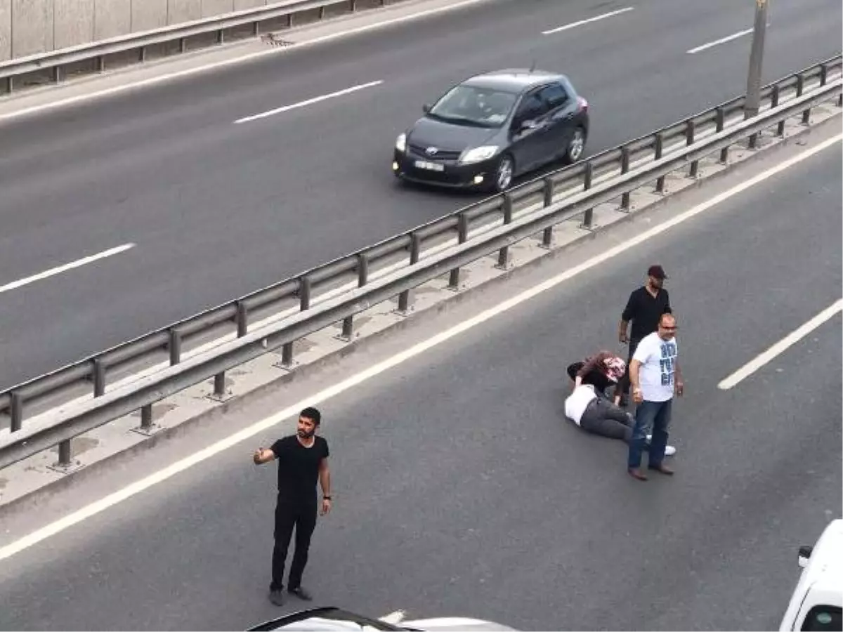 Otomobilin Çarptığı Genç 10 Metre Yüksekten Alttaki Yola Düştü