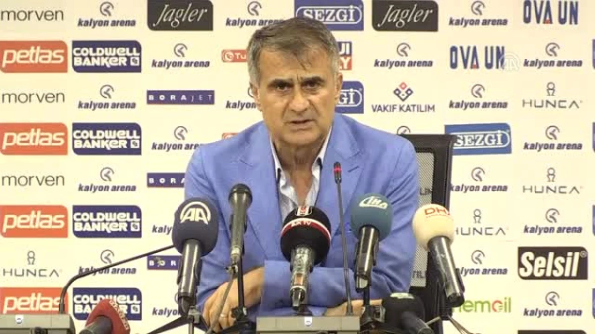 Şenol Güneş\'e Basın Toplantısında Futbolculardan Sürpriz