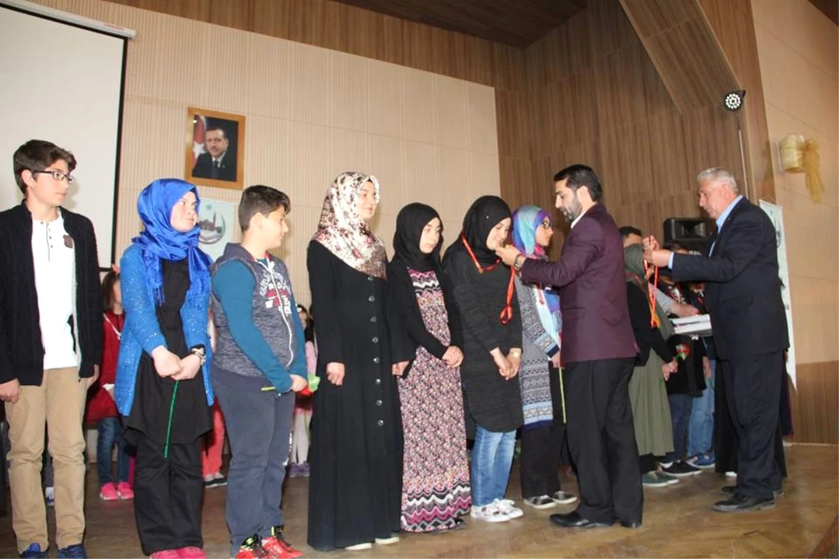 Siyer-i Nebi Yarışmasında Dereceye Giren Öğrenciler Altın ile Ödüllendirildi