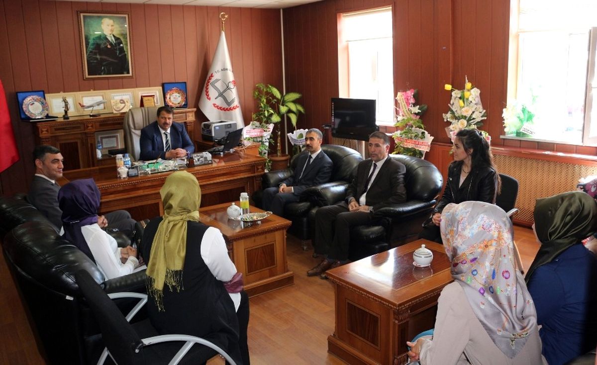 Sözleşmeli Öğretmenlerden Milli Eğitim Müdürü Turan\'ı Ziyaret Etti