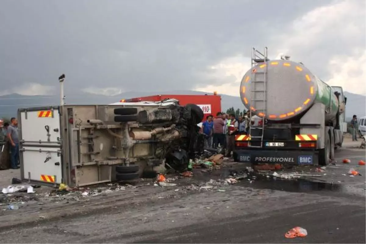 Süt Tankeriyle Kamyon Çarpıştı: 1 Ölü, 2 Yaralı