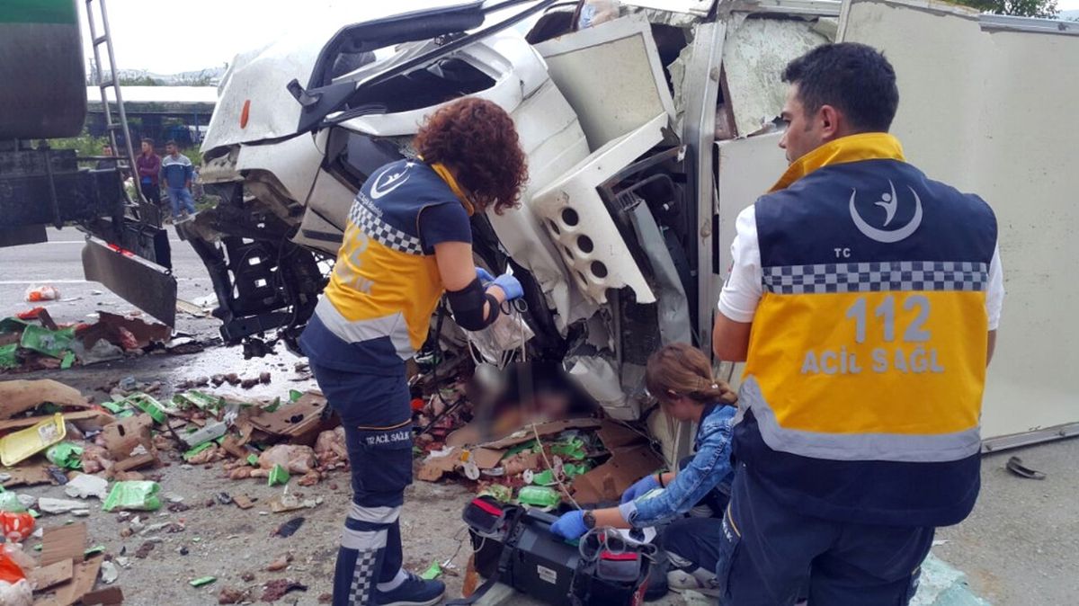 Tankerle Kamyon Çarpıştı: 1 Ölü, 2 Yaralı