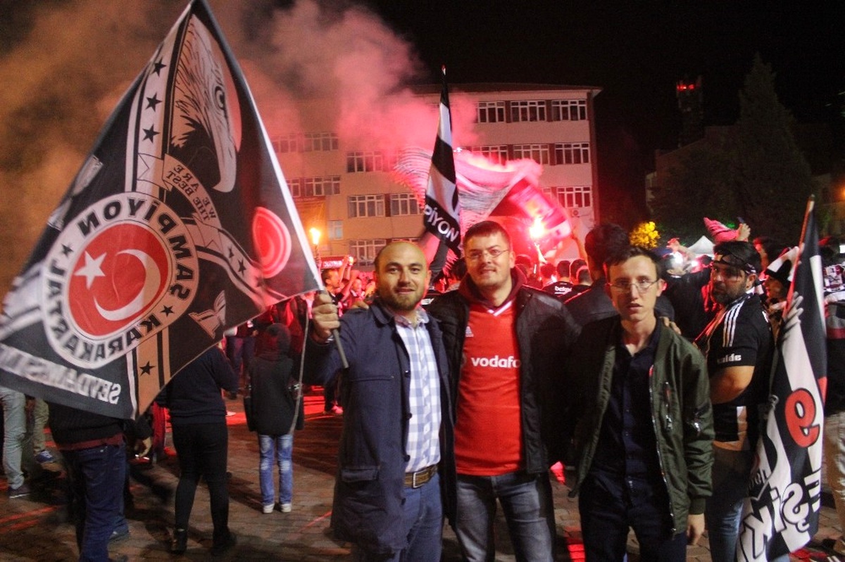 Tavşanlı\'da Beşiktaş Taraftarları Şampiyonluğu Kutladı