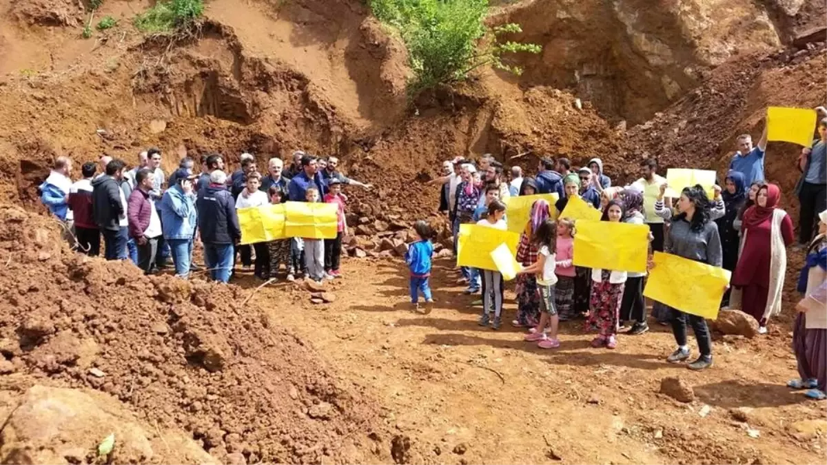 Vatandaşlar Maden Ocağı Önünde Eylem Yaptı