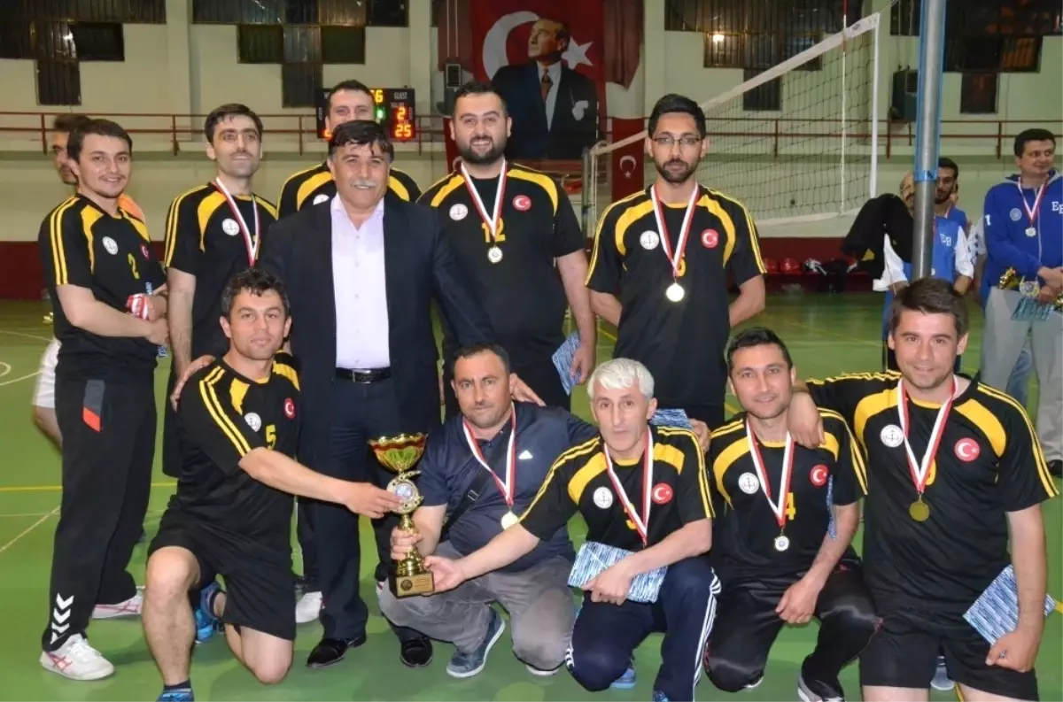 Voleybol Turnuvasının Şampiyonu Diriliş Team