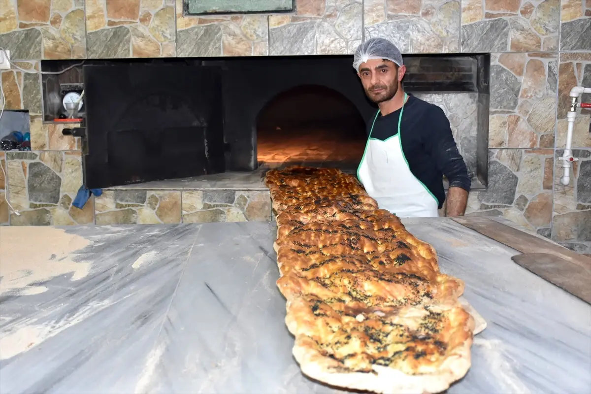 Yaklaşık 6 Metrelik Ramazan Pidesi Görenleri Şaşırttı