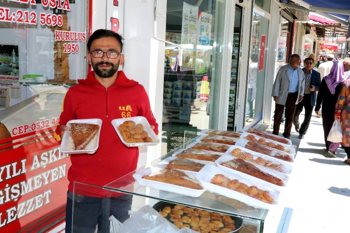 Yozgat\'ta Ramazan Tatlıları Sokakta Satılıyor