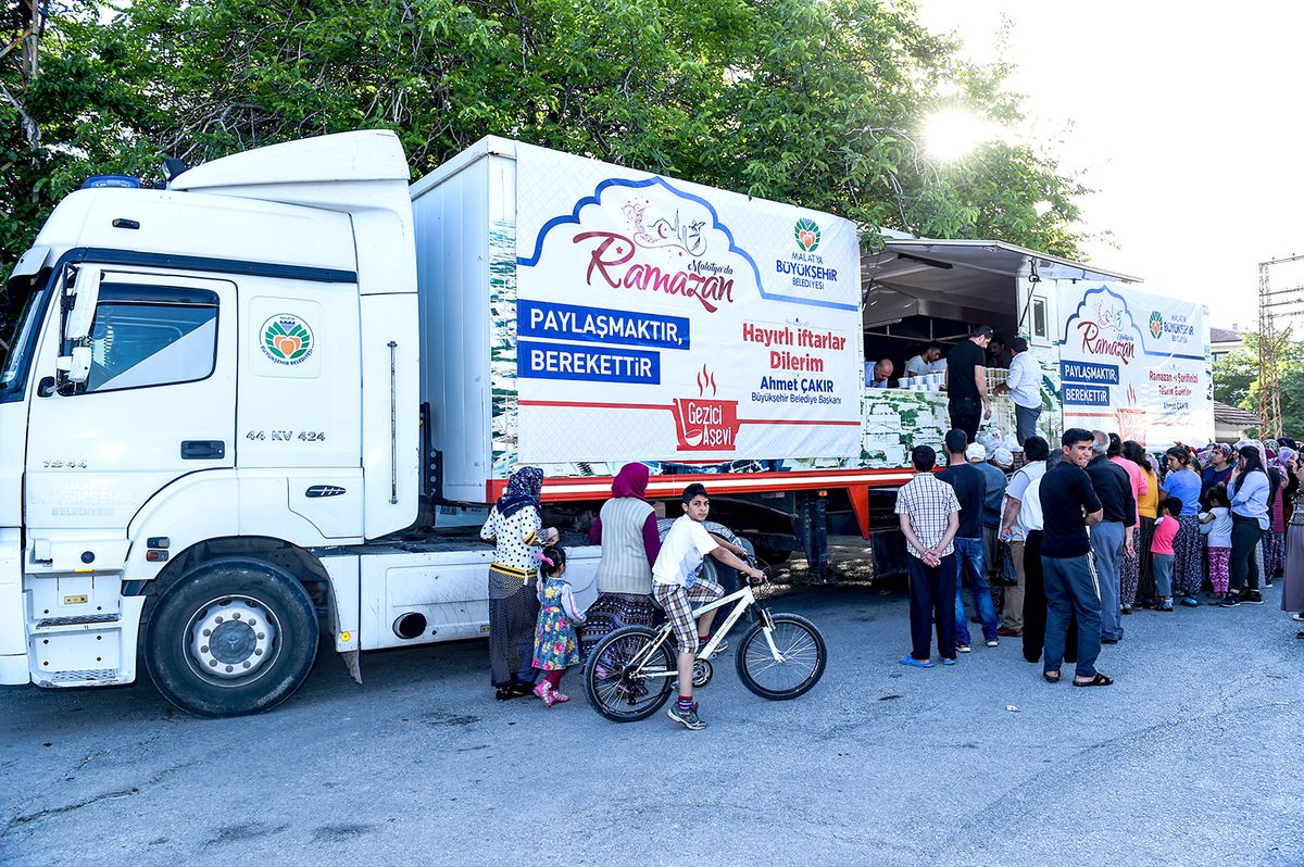 1000 kişilik iftar yemeği dağıtılıyor