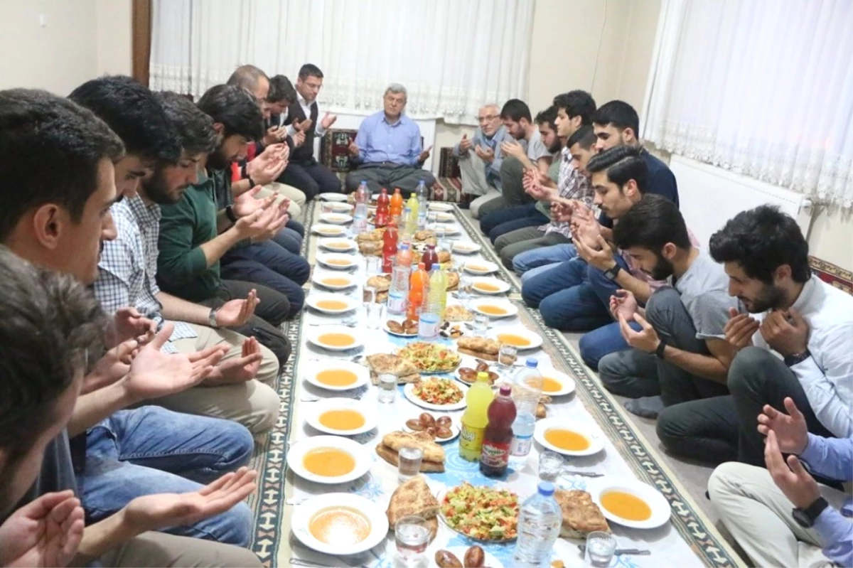 Başkan Karaosmanoğlu, Öğrenci Evinde İftar Yaptı