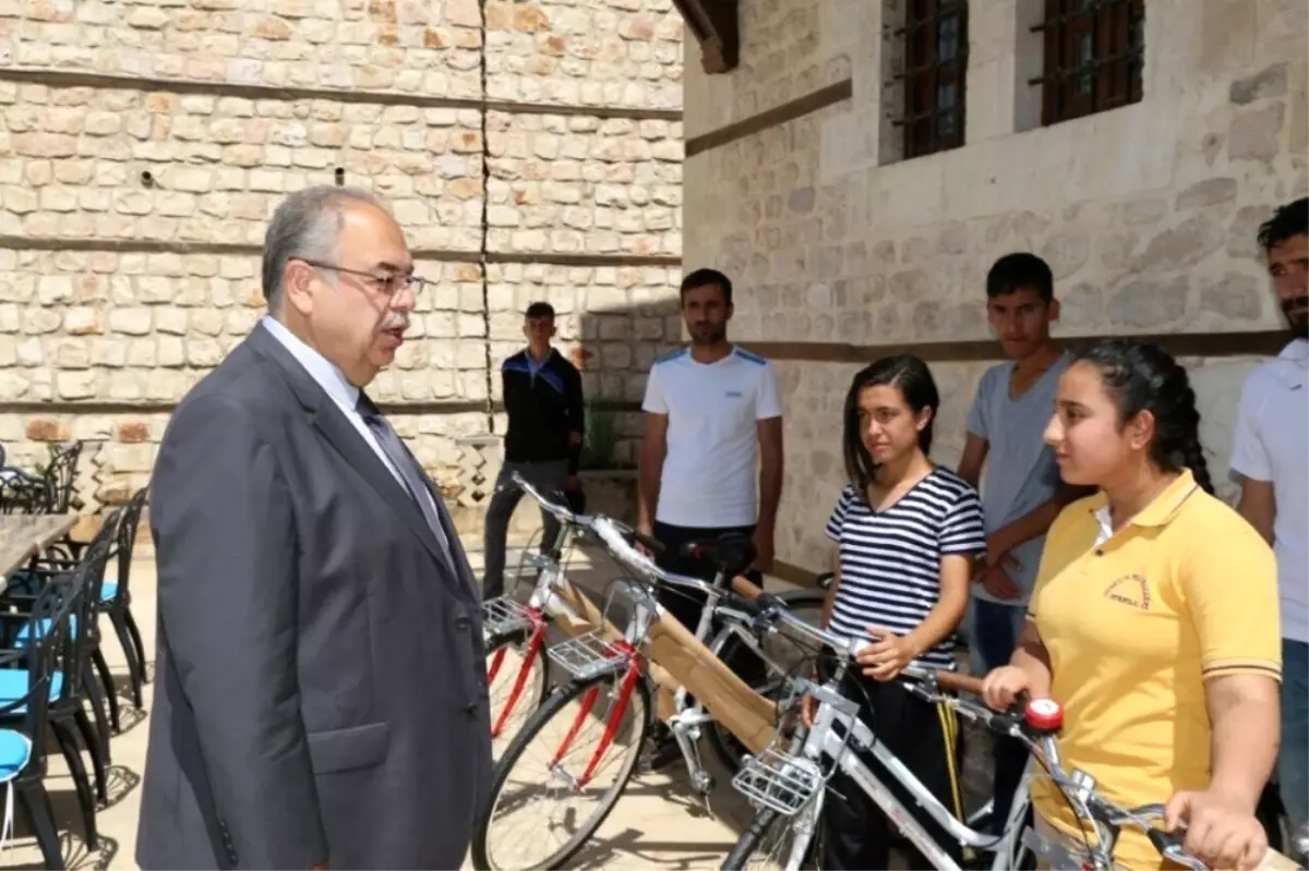 Başkan Kutlu Başarılı Öğrencileri Bisikletle Ödüllendirdi