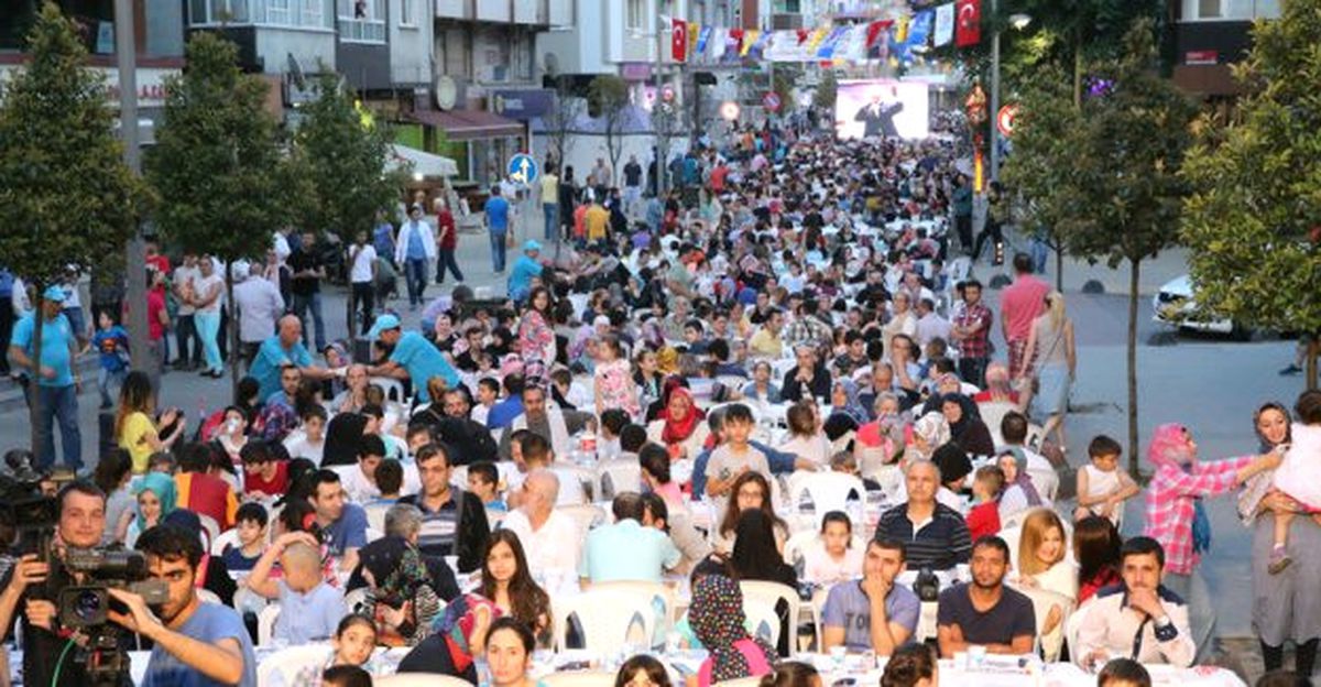 Bayrampaşa\'da Komşular İftarda Buluştu