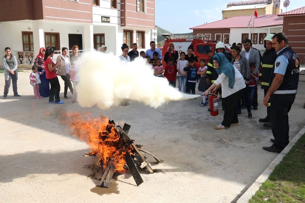 Bitlis\'te Minik Öğrencilere Yangın Eğitimi