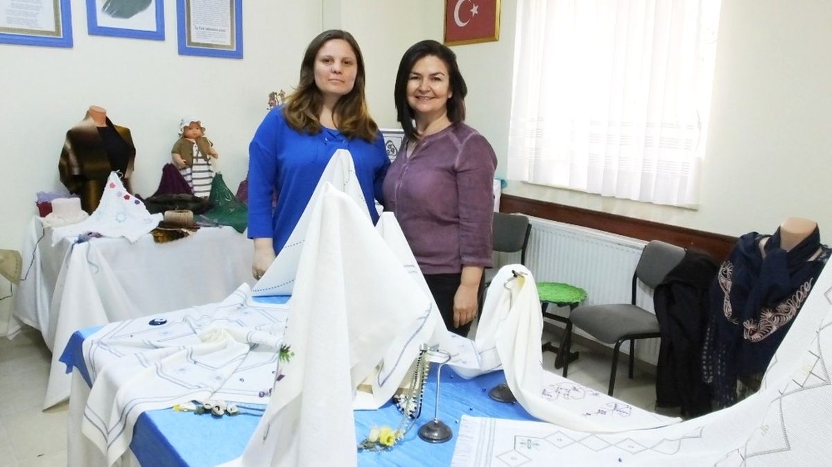 Burhaniye\'de İğne Oyaları İlgi Gördü