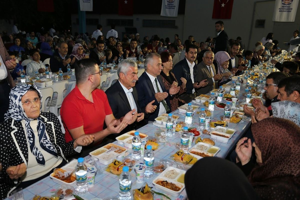 Büyükşenir\'den Muratdede\'de İftar Sofrası