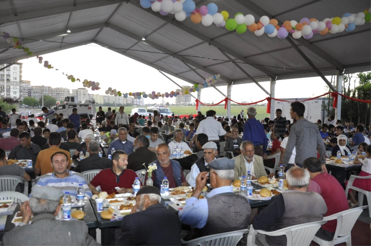 CHP Diyarbakır\'da Ilk Defa Iftar Çadırı Açtı