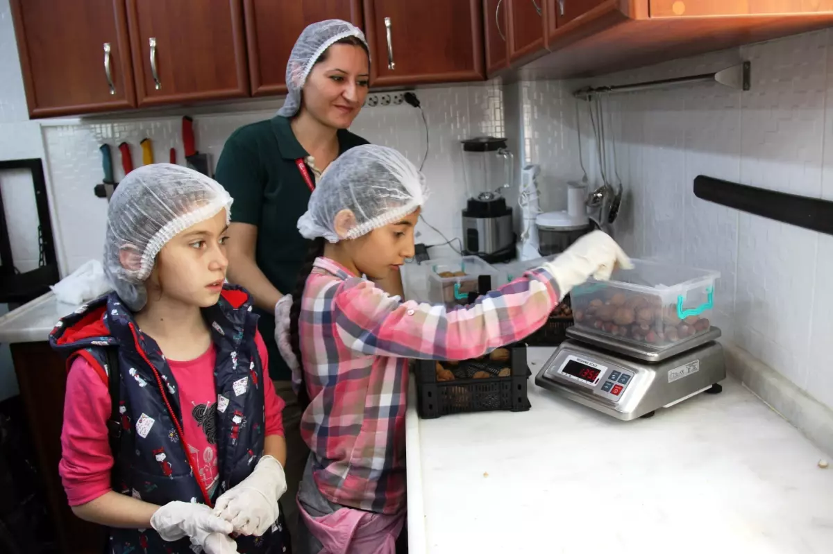 Çocuklar Hayvanlar İçin Yemek Hazırladı