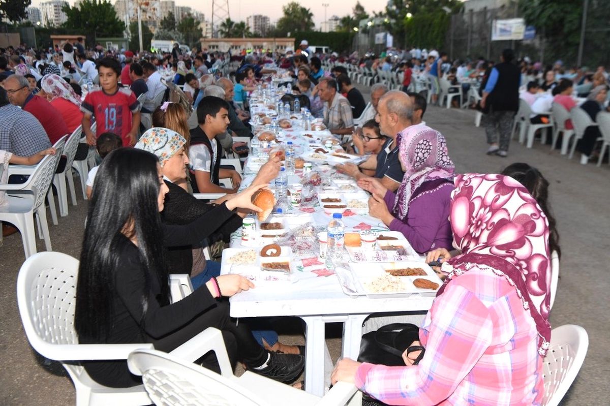 Çukurova\'da Her Gün Bir Mahallede İftar Çadırı