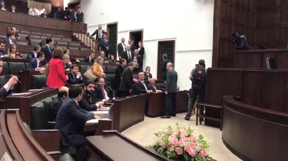 Cumhurbaşkanlığı Korumalarına Milletvekili Danışmanlarından Alkışlı Tepki