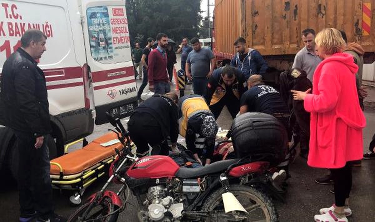 Düzce\'de Motosiklet Kamyona Çarptı: 3 Yaralı