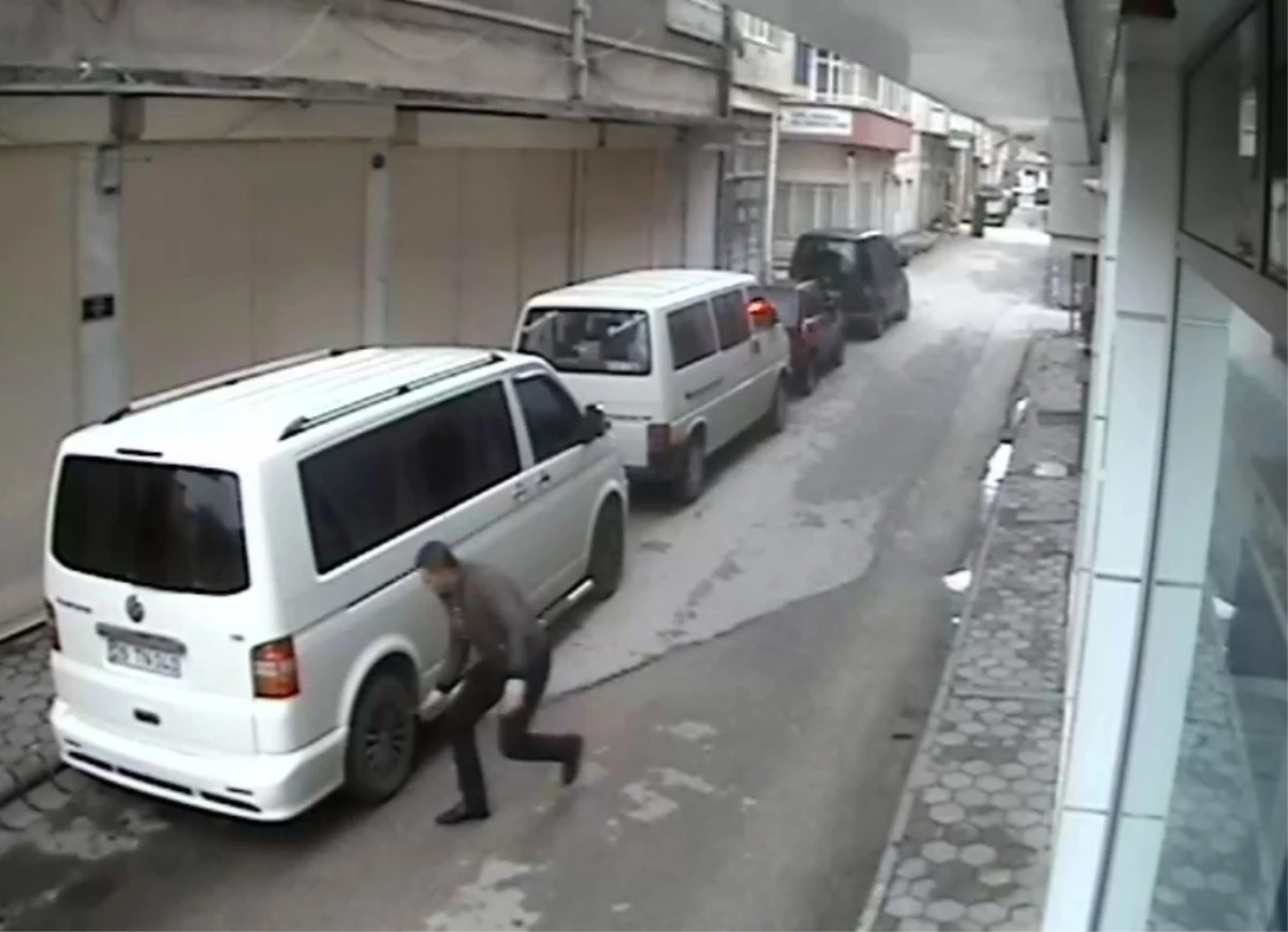 Eskişehir\'de Araçların Lastiklerini Patlatan Şahıs Güvenlik Kamerasında