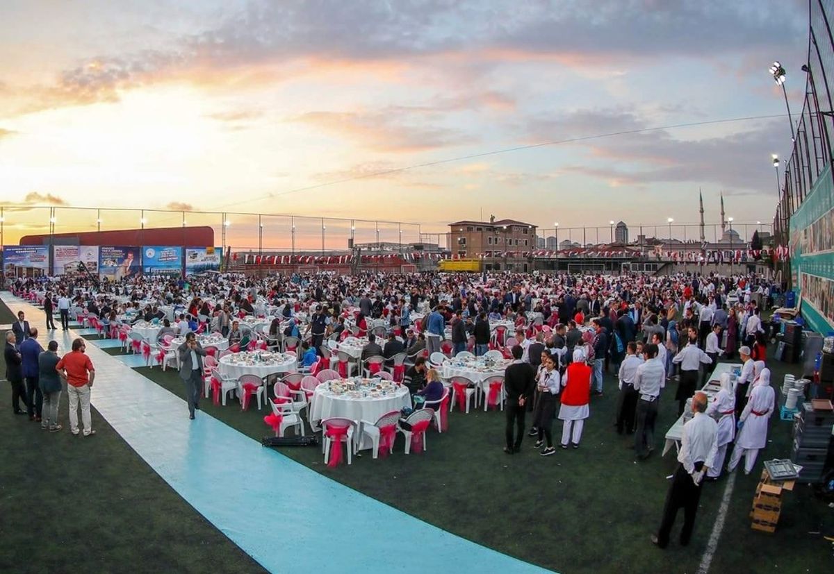 Gaziosmanpaşa\'da Mezuniyet Sevinci Yaşayan 3 Bin 500 Liseli Birlikte İftar Yaptı