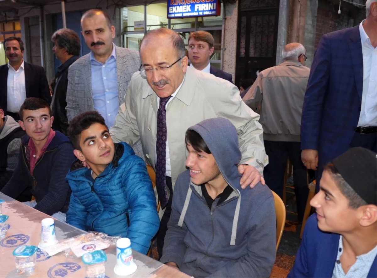 Gümrükçüoğlu, Geleneksel Halk İftarlarının Startını Hayrat\'ta Verdi