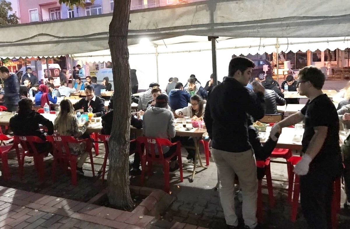 Hisarcık Belediyesinden 300 Kişiye İftar Yemeği