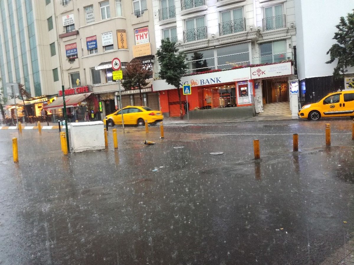 İstanbul\'da Sağanak Yağış Etkili Oldu