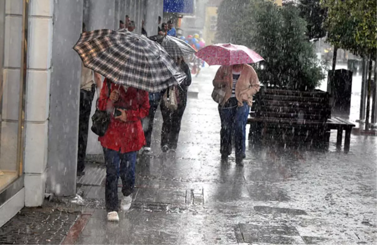 İstanbul Sabaha Yağmurla Uyandı