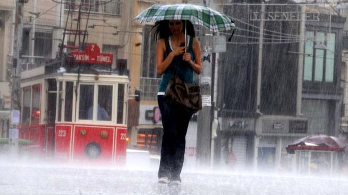 İstanbul Sabaha Yağmurla Uyandı