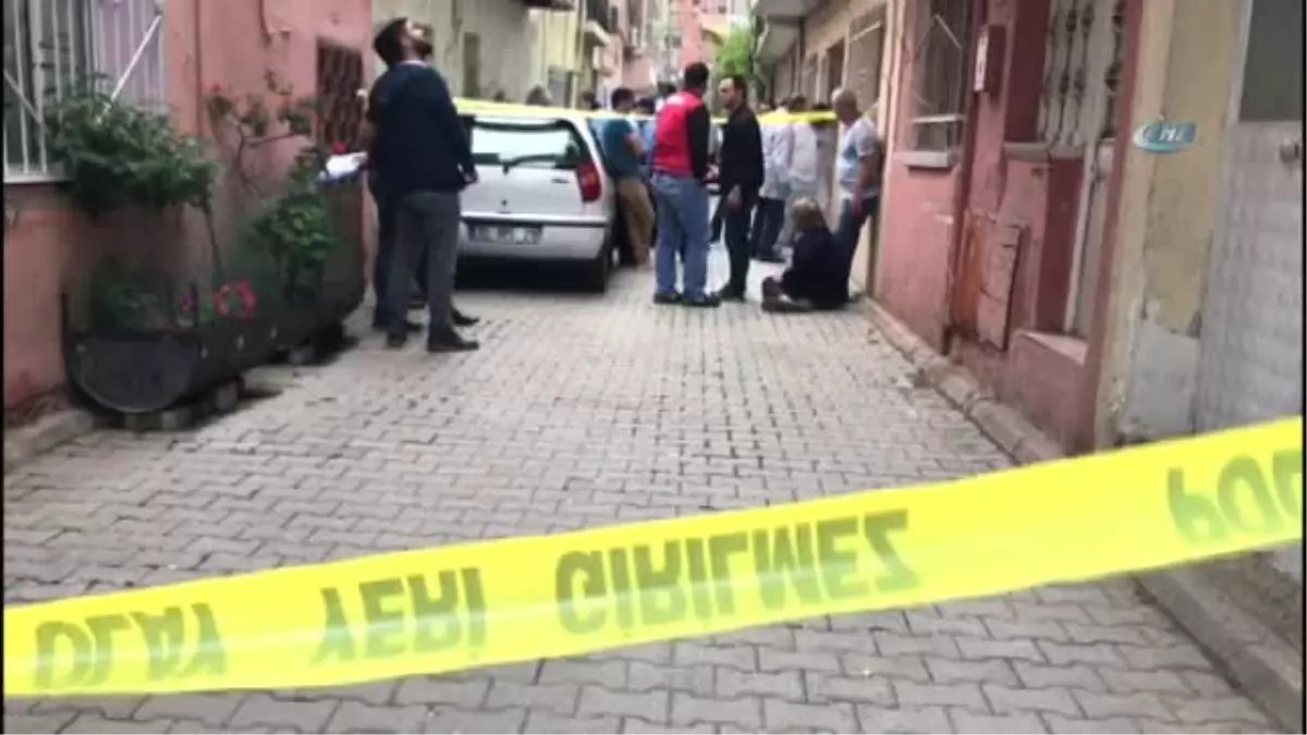 İzmir\'de Vahşet... Cinnet Getiren Baba Karısını ve 5 Yaşındaki Kızını Öldürdü