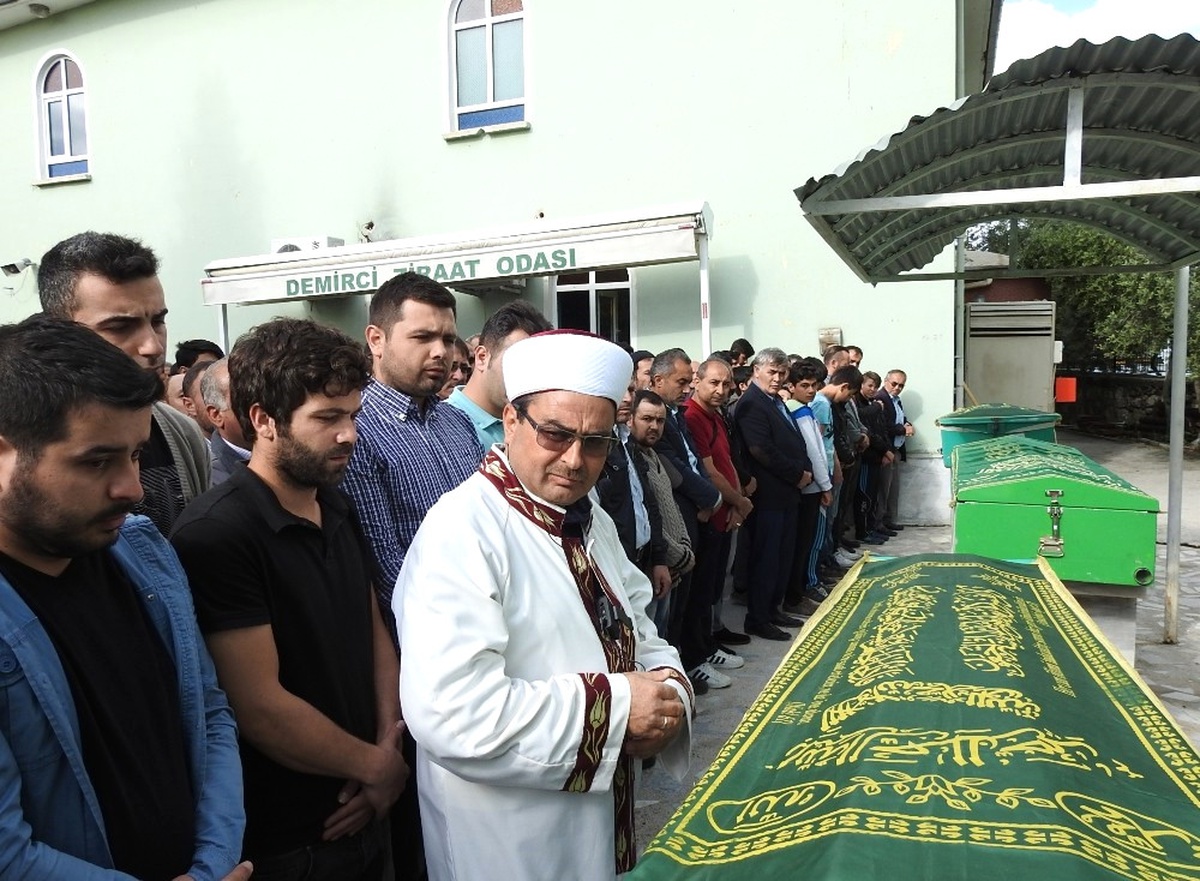 İzmir\'deki Feci Kazada Hayatını Kaybedenler Son Yolculuklarına Uğurlandı