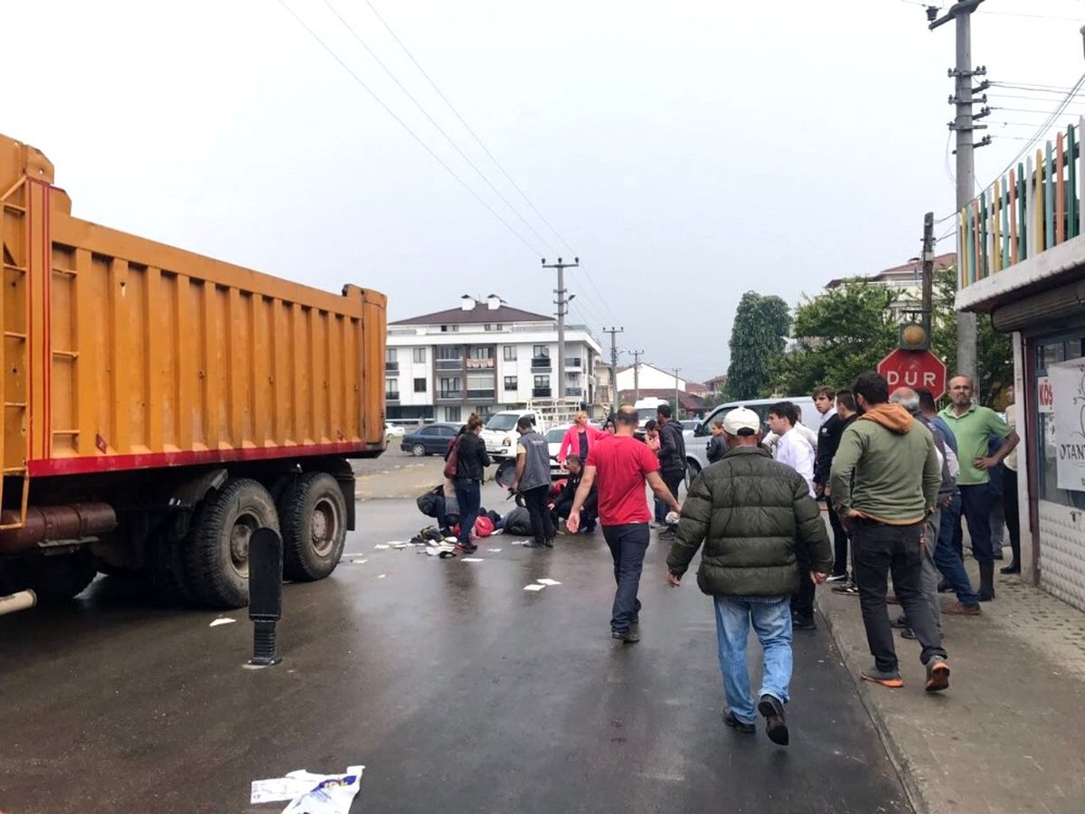 Kamyonla Motosiklet Çarpıştı 3 Kişi Yaralı
