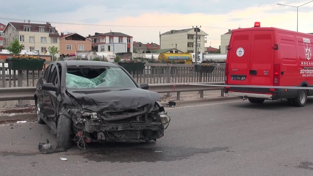 Kocaeli\'de Otomobilin Çarptığı Kişi Yaralandı