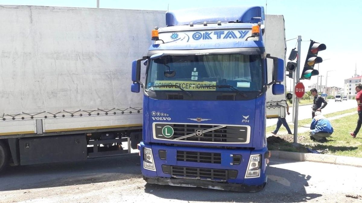 Lastiği Patlayan Tır Yolu Trafiğe Kapattı
