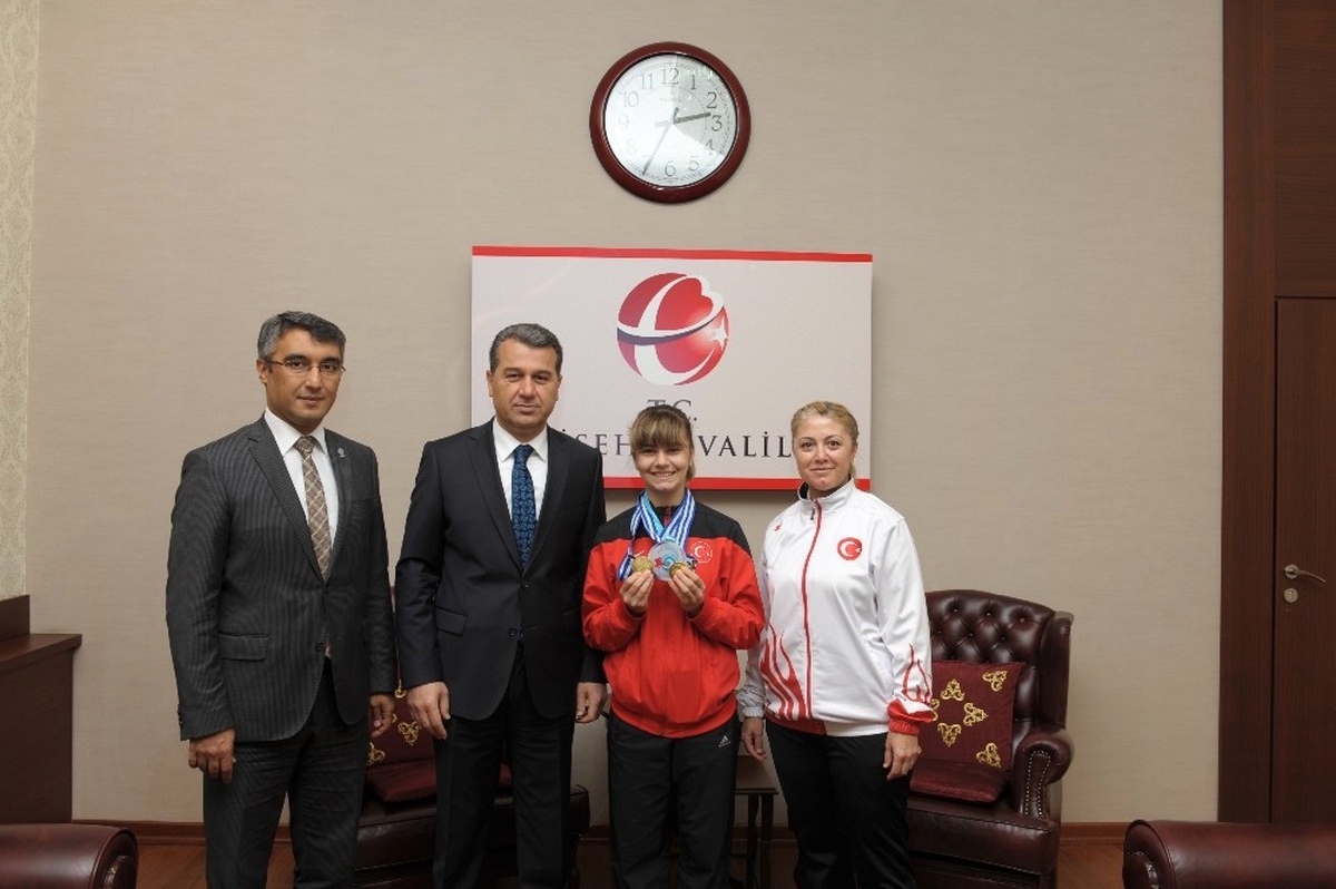 Milli Sporcu Karakuyulu, Vali Çelik\'i Ziyaret Etti