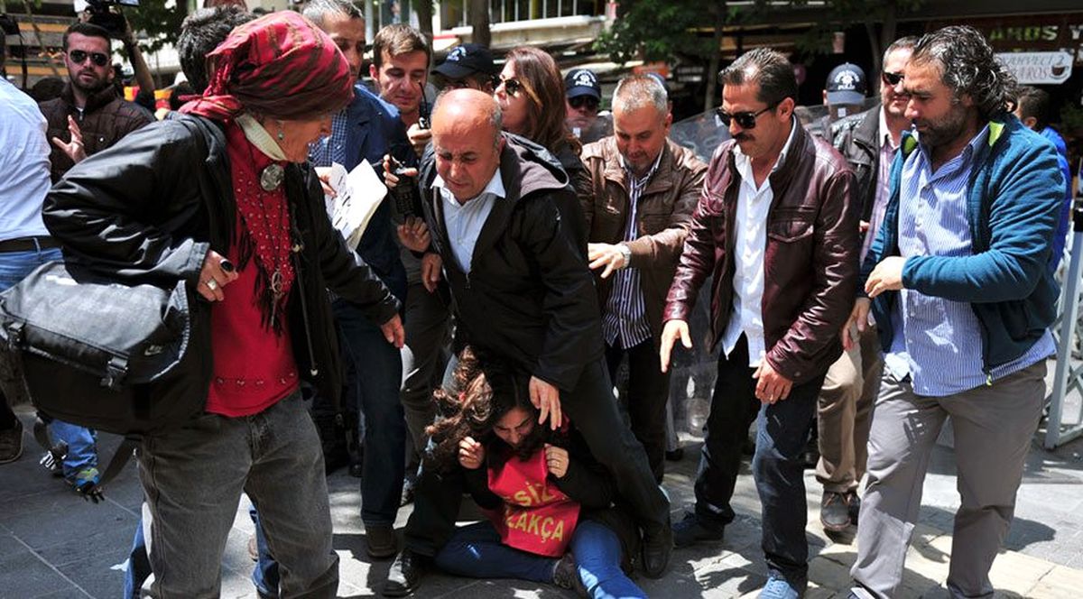 Nuriye Gülmen ve Semih Özakça\'ya Destek Veren Gruba Polis Biber Gazı ile Müdahale Etti