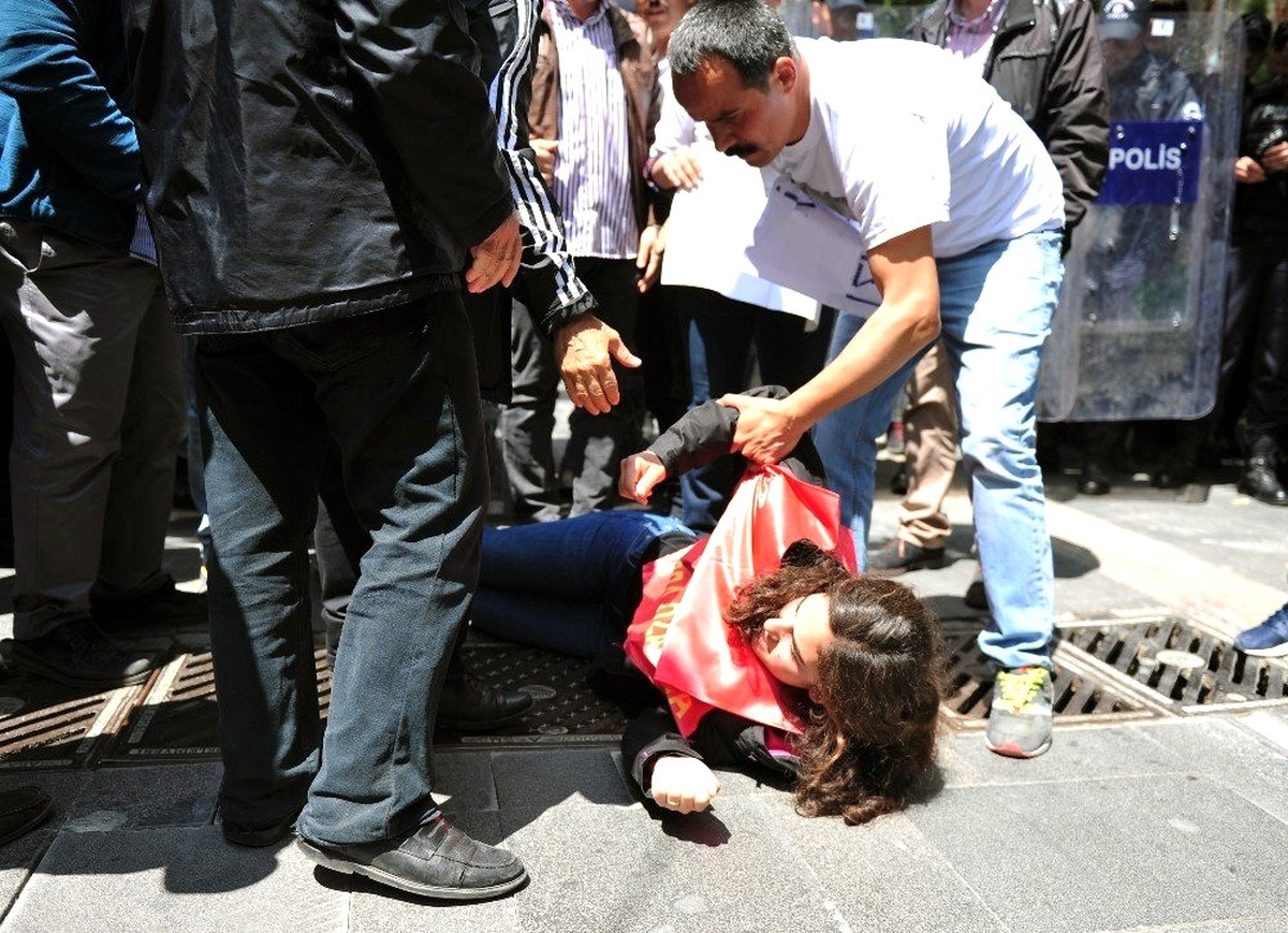 Nuriye Gülmen ve Semih Özakça\'ya Destek Veren Gruba Polis Biber Gazı ile Müdahale Etti