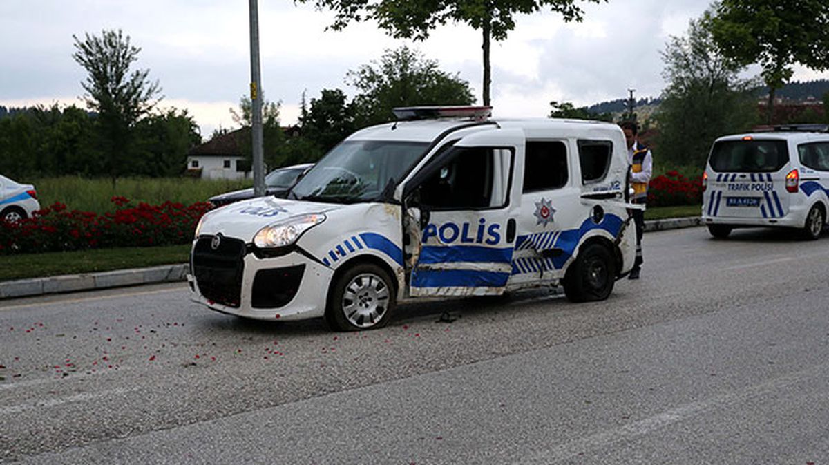 Polis Aracı Aydınlatma Direğine Çarptı: 1 Yaralı