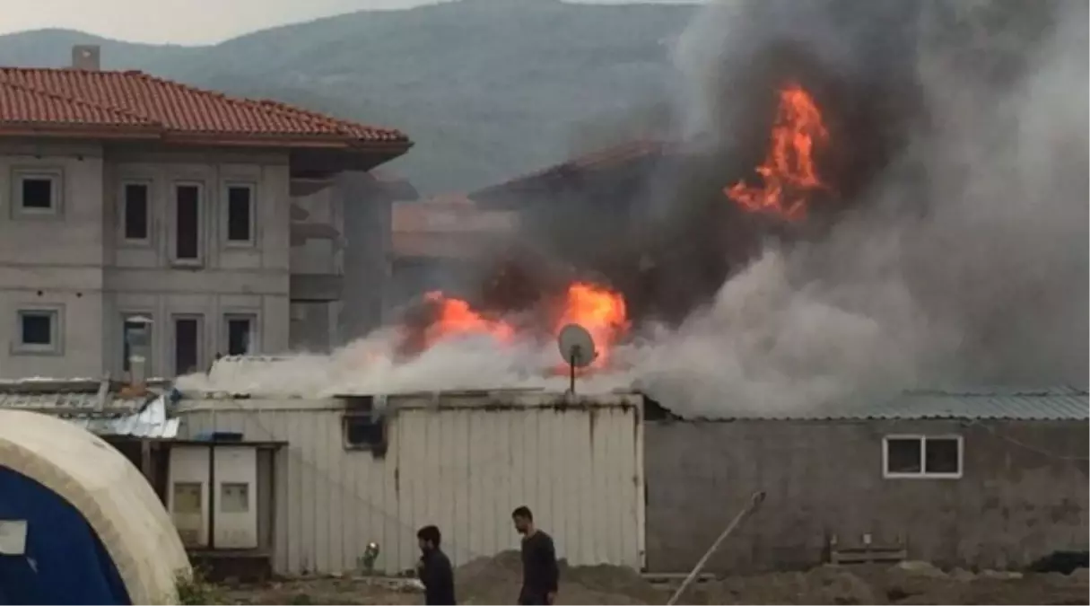 Rezidans İnşaatında Çalışan İşçilerin Kaldığı Konteynerde Yangın