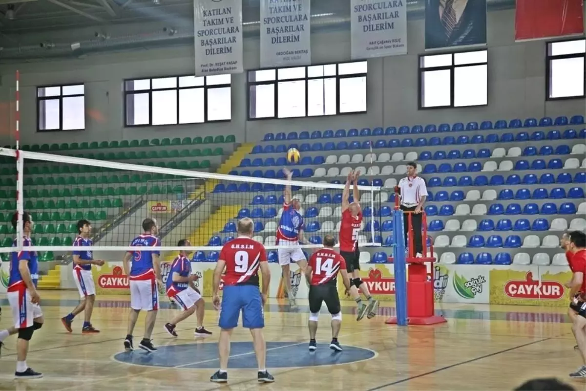 Rize\'de Kurumlararası Voleybol Turnuvasının Galibi Hem Kadınlarda Hem Erkeklerde Milli Eğitim İl...